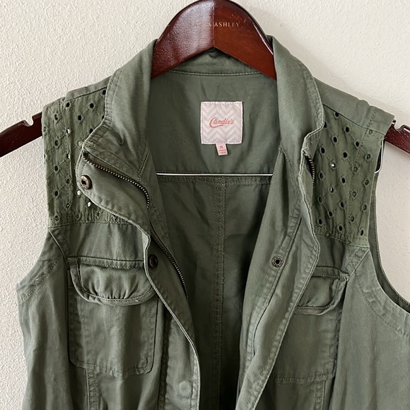 Candie's Sleeveless Vest - Picture 4 of 14